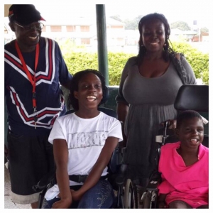 Sidney doneert een rolstoel voor Afia