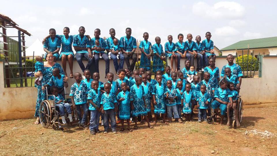 Welvarend verschil Tenen Nieuwe traditionele kleding voor de kinderen dankzij windlichtjes actie -  Kindertehuis Mariette's Child Care - Kindertehuis in Ghana