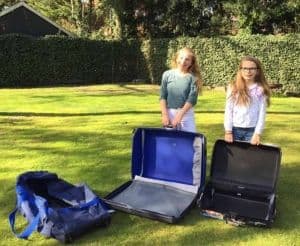 Eva en Julia vullen hun koffers…