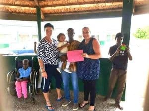 Mariëtte neemt symbolische cheque in ontvangst t.w.v. 5.000 euro