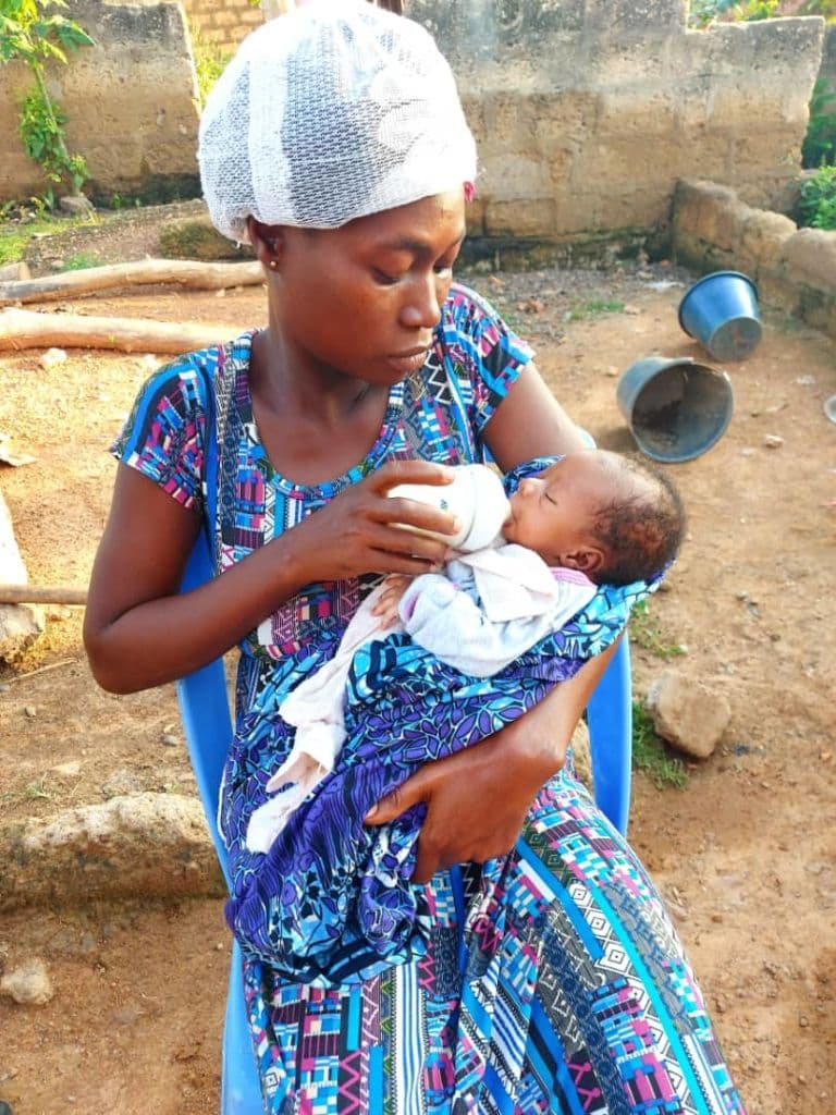 Mariëtte helpt kersverse moeder van baby Simon