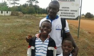 Kwaku en Edmond voor een vakantie naar hun vader