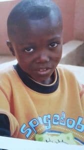 Kwasi terug naar zijn oma en oom