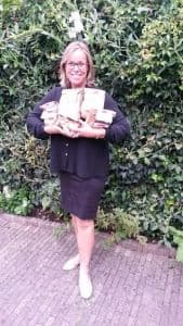 Selma van Dijk ontvangt bloembollen van actie Heel Holland Bloeit