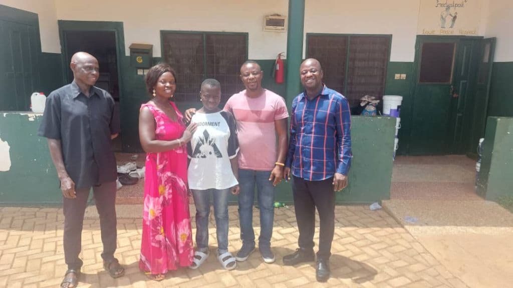 Blessing keert terug naar haar familie in Accra