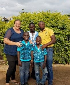 Kwaku en Edmond terug naar hun vader