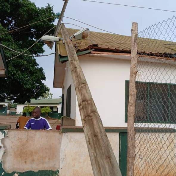 Elektriciteitspaal valt op dak Hanukkah