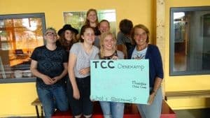 Twents Carmel College overhandigt cheque van €1.200,-