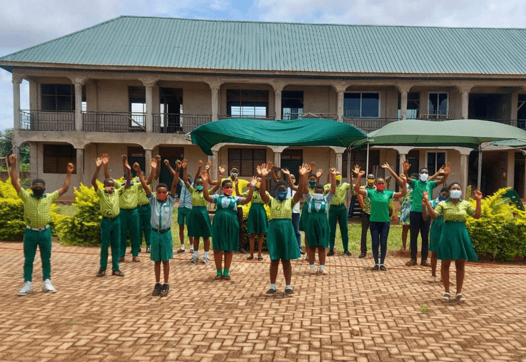 Klas 2 en 3 Junior High School naar school