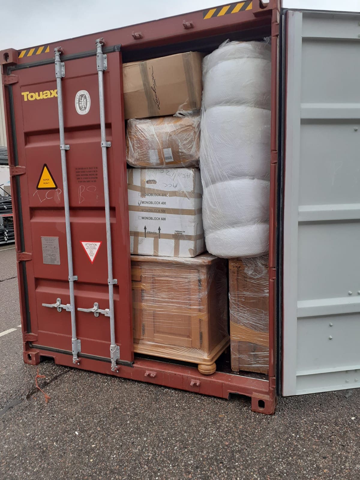 Zeecontainter ingepakt voor vertrek naar Ghana