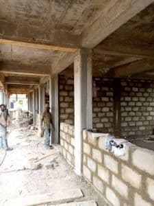 Update bouw Junior High School: muren worden geplaatst