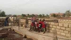 Nieuwbouw slaapruimte 'special need kids' in volle gang