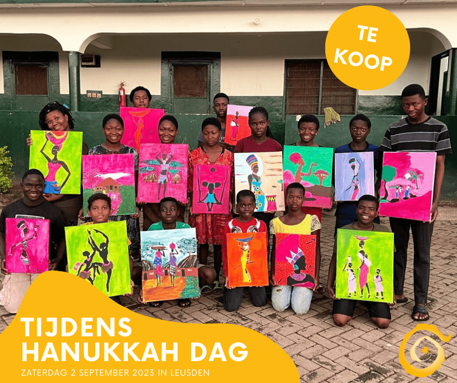 Kunstwerken van kinderen te koop tijdens Hanukkah-dag
